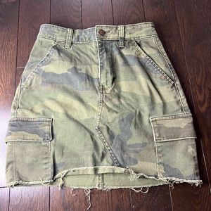 Hollister High Waisted Camo Skirt Size 00